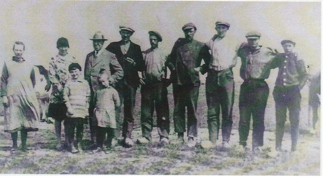 Op deze foto uit 1926 zien we dr. Kocken met zijn vrouw. Naast hem staat Sip de Jong (Sip van de klei).